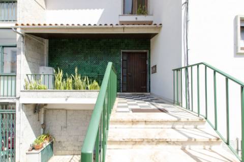 T4 Duplex com Estúdio e Vista Mar em Caxias