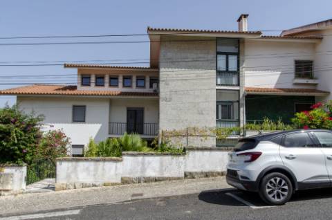 T4 Duplex com Estúdio e Vista Mar em Caxias