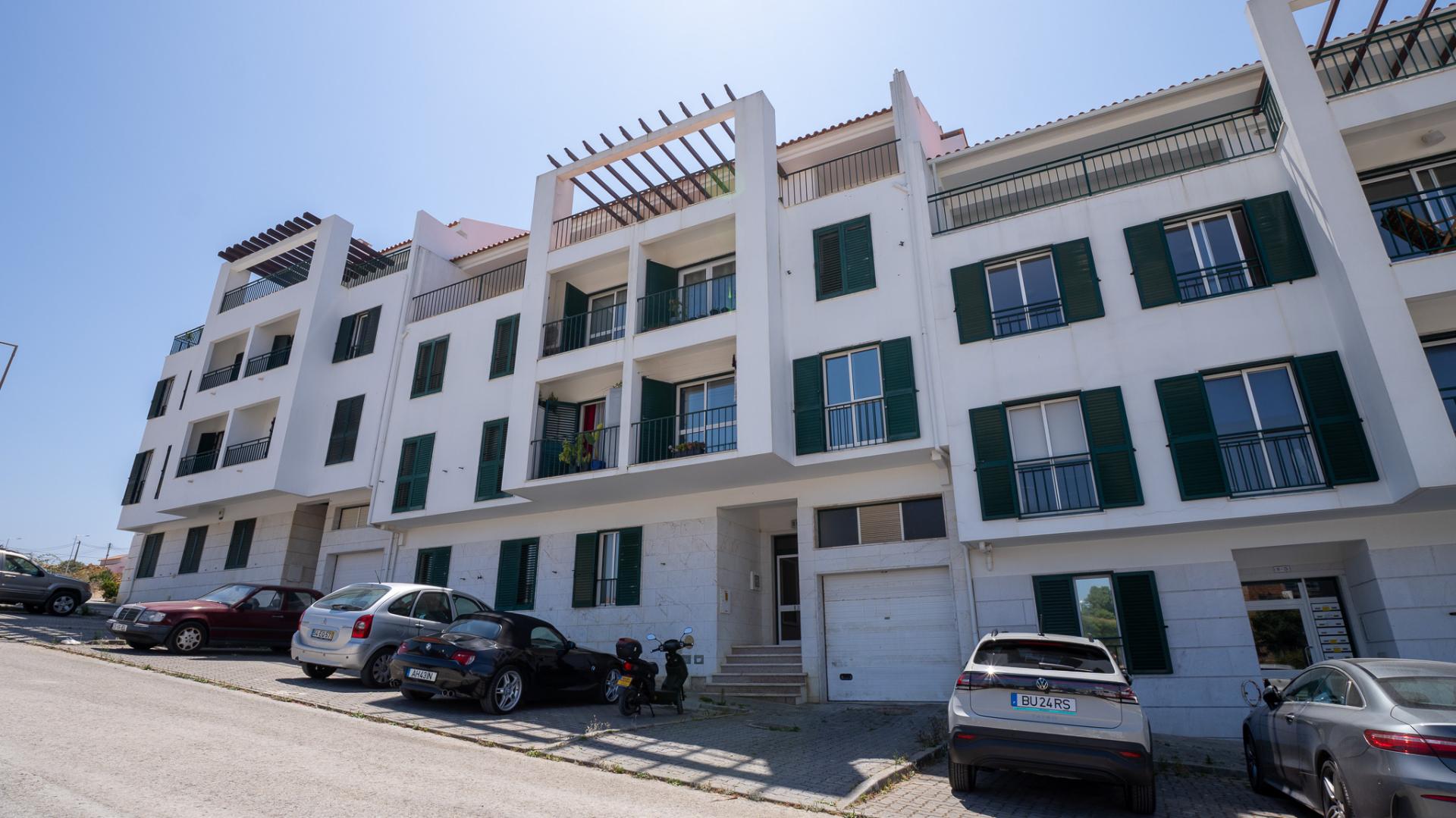 T4 Duplex com Dois Terraços, Vista Mar , 2 Lugares de Garagens e Arrecadação - Ericeira