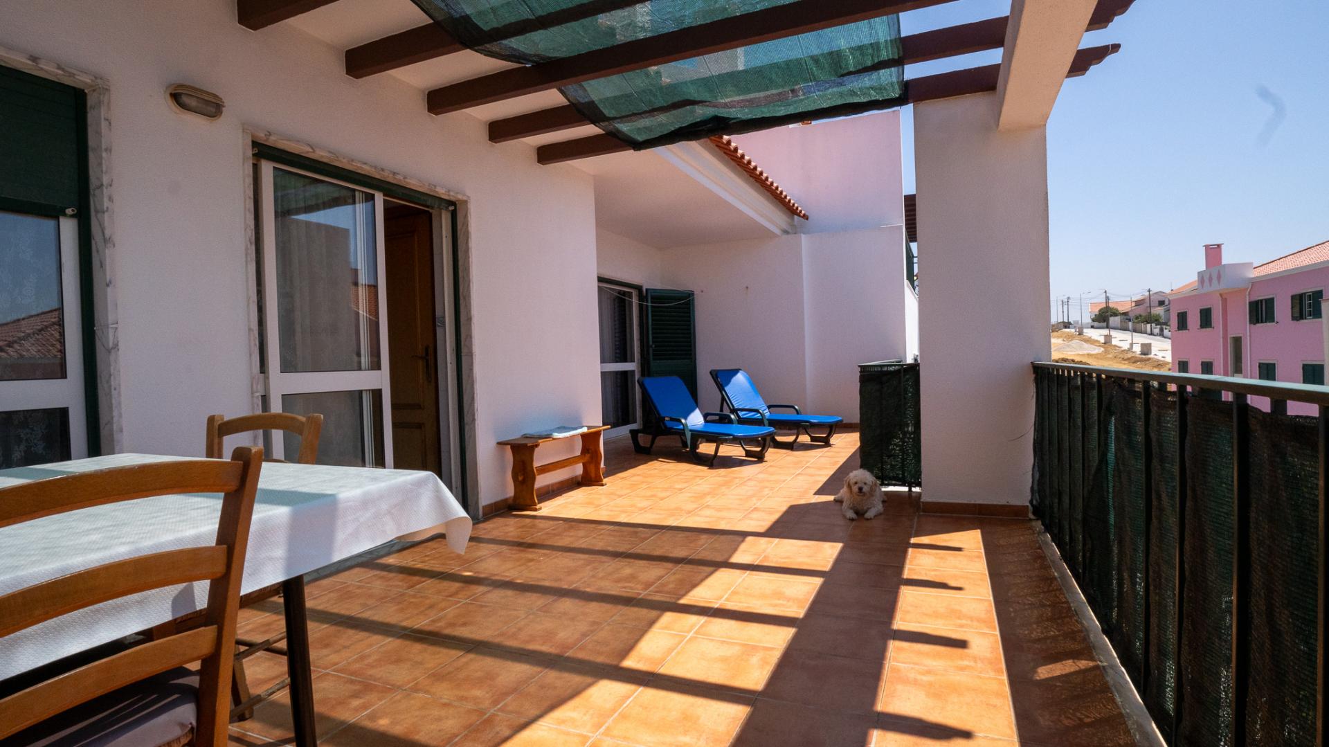 T4 Duplex com Dois Terraços, Vista Mar , 2 Lugares de Garagens e Arrecadação - Ericeira