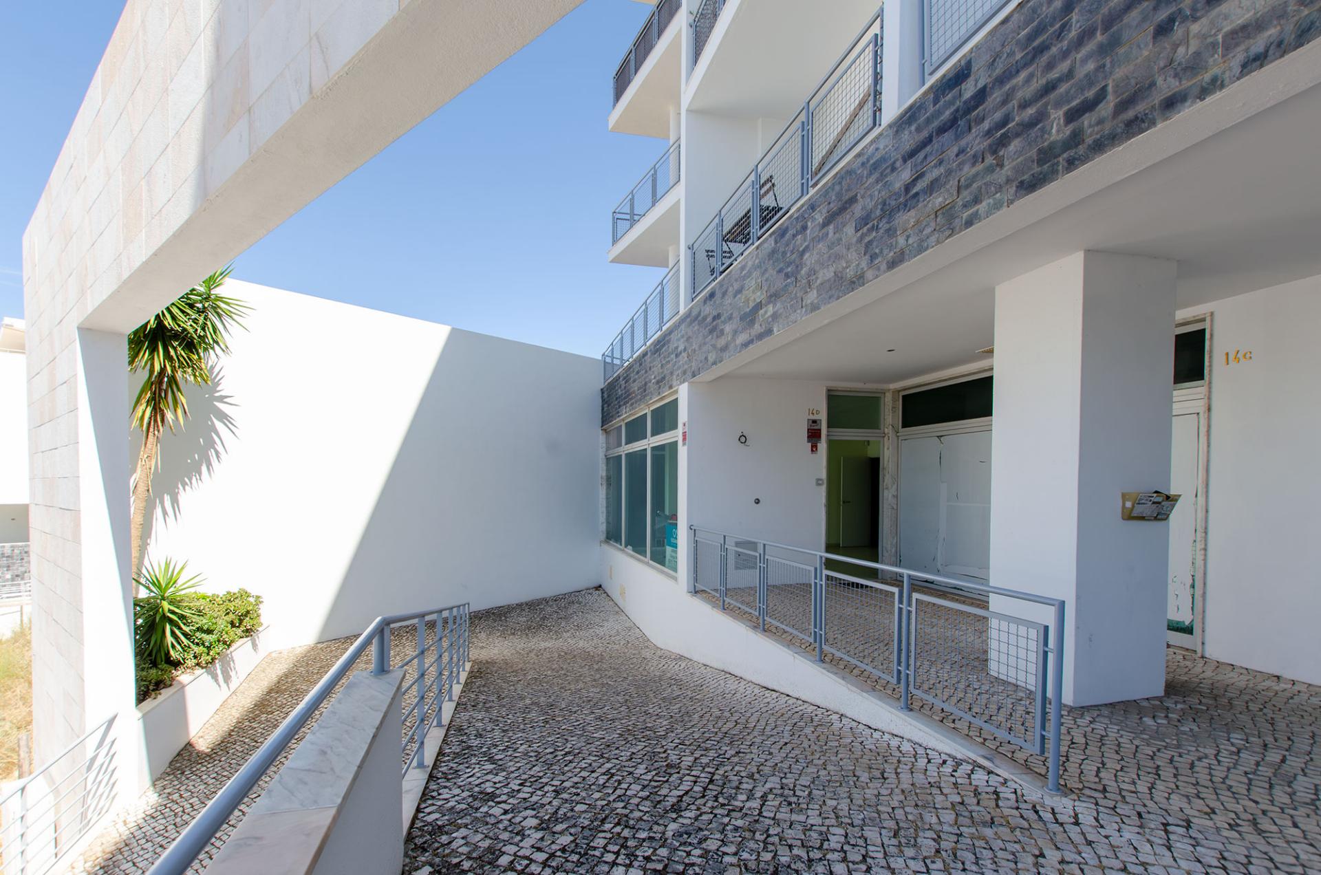 Espaço Comercial para Arrendamento em Barcarena - Oeiras, 113 m²