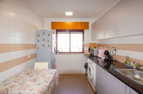 T3 cheio de sol, no Algueirão