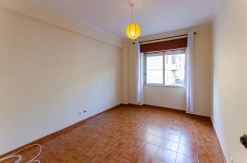 T1 junto ao Centro Comercial das Palmeiras