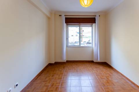 T1 junto ao Centro Comercial das Palmeiras