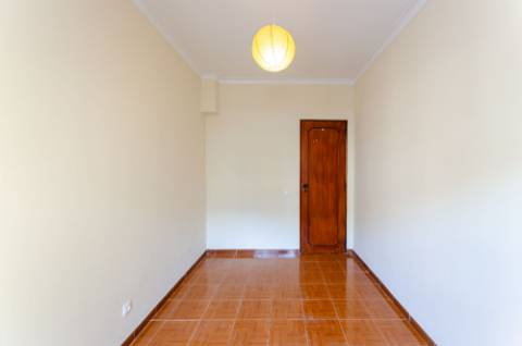 T1 junto ao Centro Comercial das Palmeiras