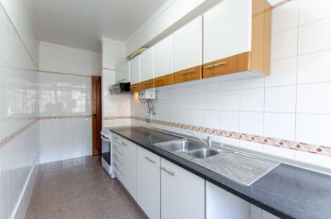 T1 junto ao Centro Comercial das Palmeiras