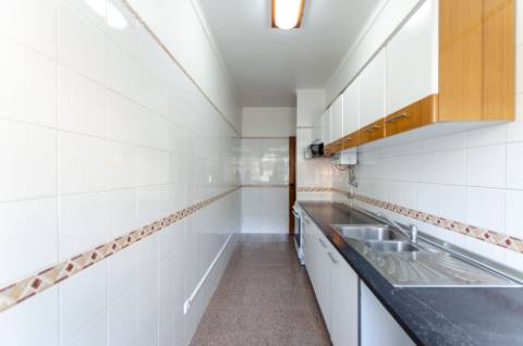 T1 junto ao Centro Comercial das Palmeiras