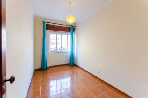 T1 junto ao Centro Comercial das Palmeiras