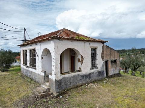 Antiga Escola Primária com projeto aprovado para moradia T2+1 em Tomar