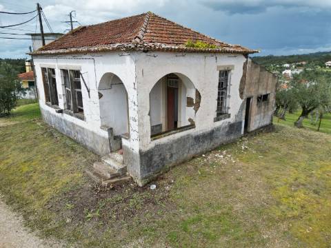 Antiga Escola Primária com projeto aprovado para moradia T2+1 em Tomar