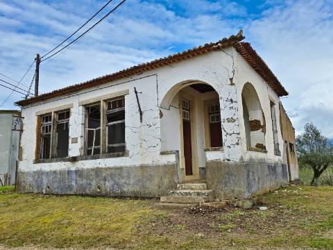 Antiga Escola Primária com projeto aprovado para moradia T2+1 em Tomar