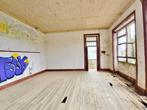 Antiga Escola Primária com projeto aprovado para moradia T2+1 em Tomar