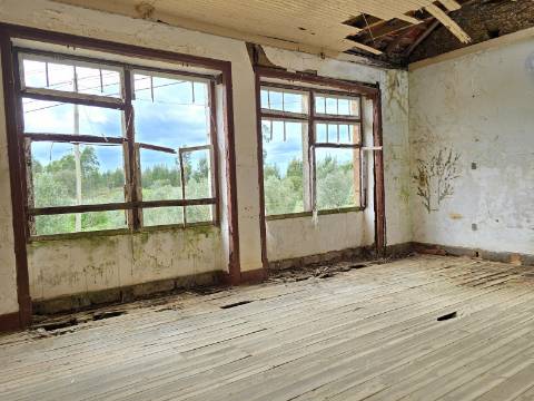 Antiga Escola Primária com projeto aprovado para moradia T2+1 em Tomar