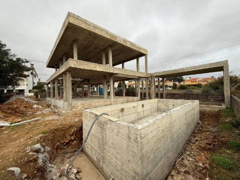 Moradia T4 com piscina, junto a Manique de cima