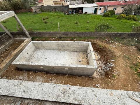 Moradia T4 com piscina, junto a Manique de cima