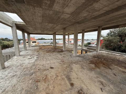 Moradia T4 com piscina, junto a Manique de cima