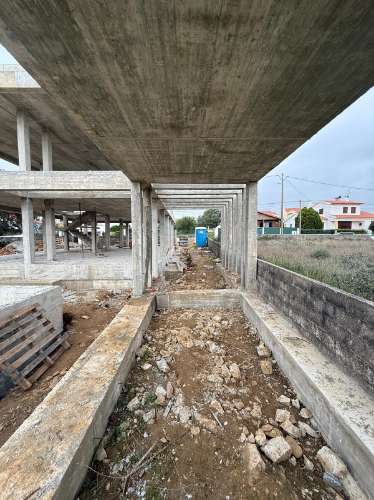 Moradia T4 com piscina, junto a Manique de cima