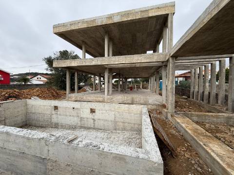 Moradia T4 com piscina, junto a Manique de cima