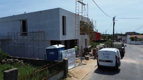 Moradia T4 com piscina, junto a Manique de cima