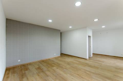 Loja com 2 Salas Amplas e Cenário Exclusivo sobre o Tejo