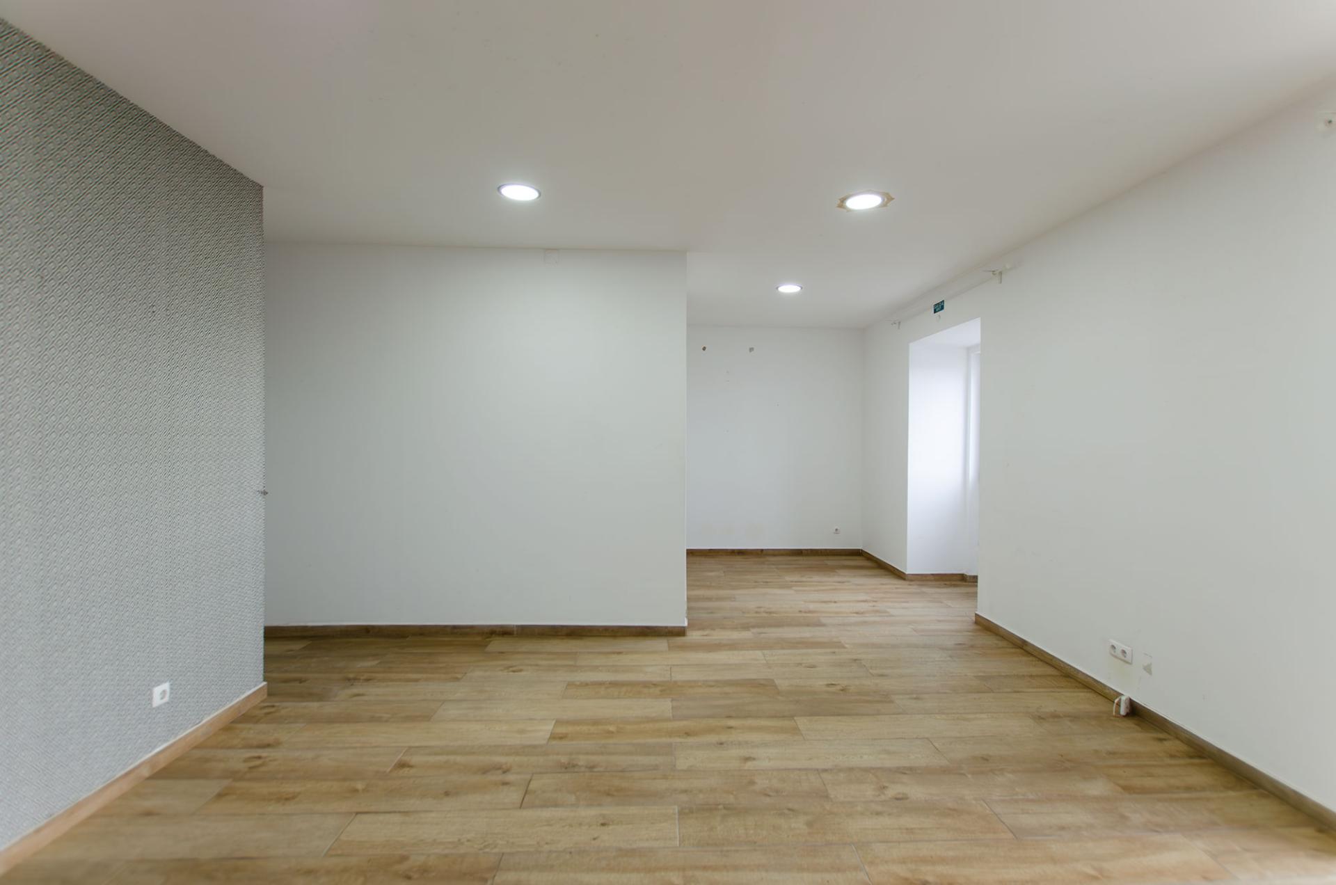 Loja com 2 Salas Amplas e Cenário Exclusivo sobre o Tejo