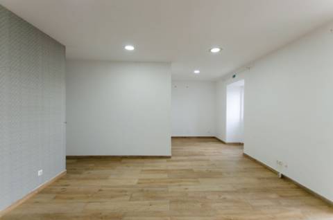 Loja com 2 Salas Amplas e Cenário Exclusivo sobre o Tejo