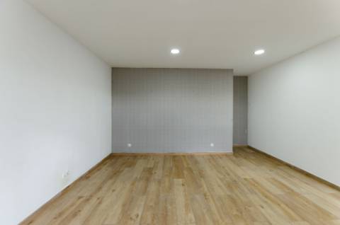 Loja com 2 Salas Amplas e Cenário Exclusivo sobre o Tejo