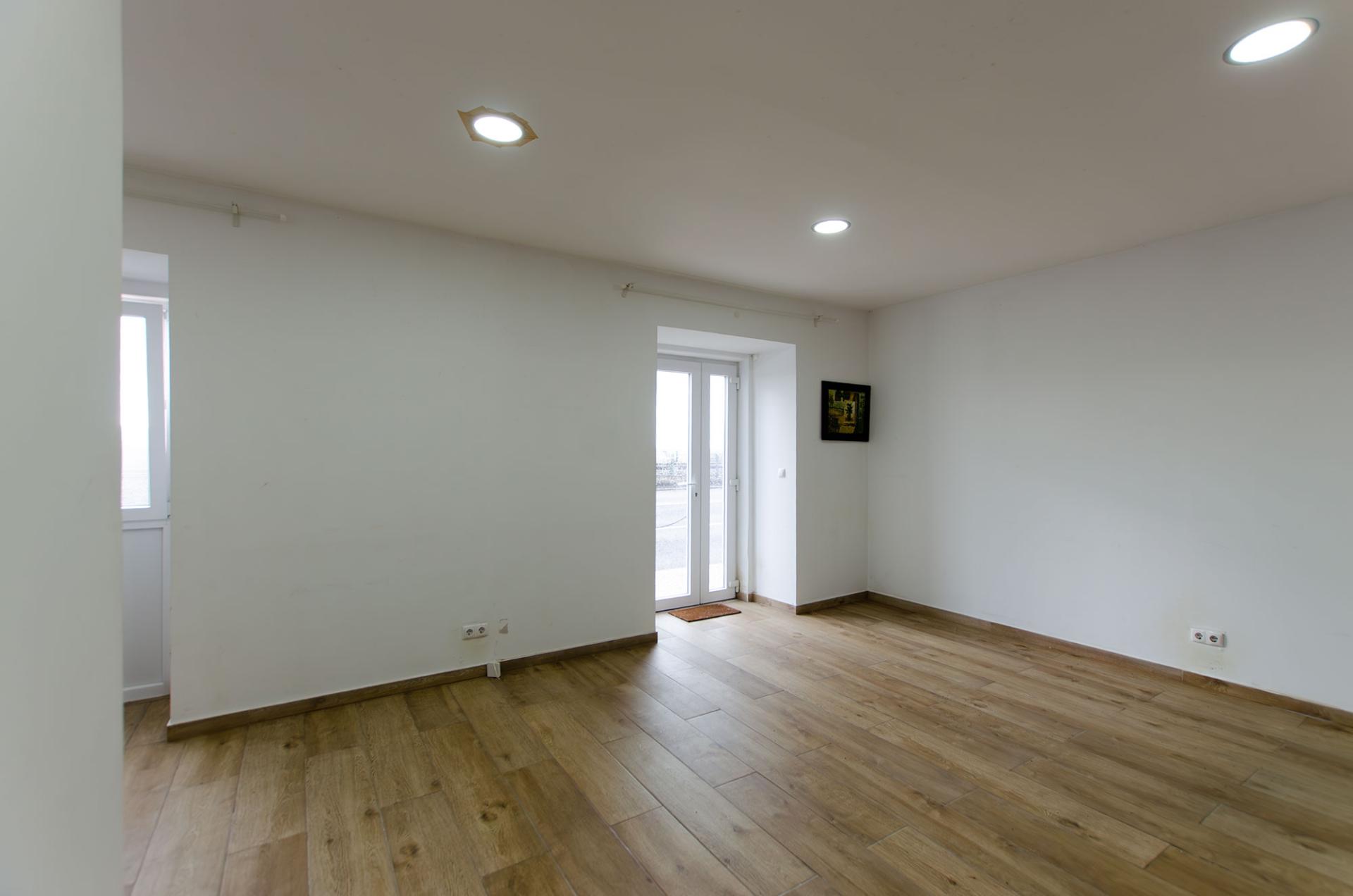 Loja com 2 Salas Amplas e Cenário Exclusivo sobre o Tejo