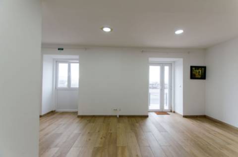 Loja com 2 Salas Amplas e Cenário Exclusivo sobre o Tejo