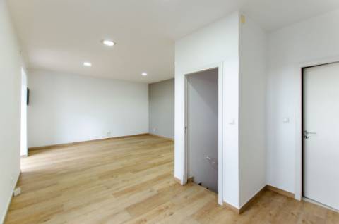 Loja com 2 Salas Amplas e Cenário Exclusivo sobre o Tejo