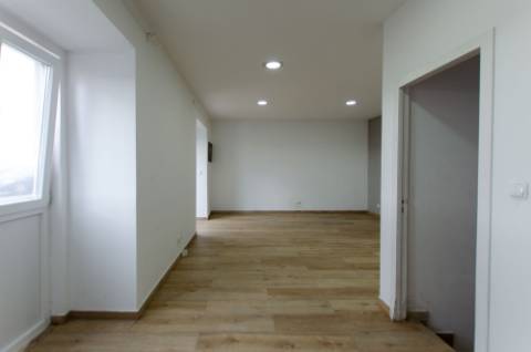 Loja com 2 Salas Amplas e Cenário Exclusivo sobre o Tejo