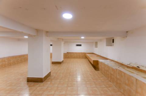 Loja com 2 Salas Amplas e Cenário Exclusivo sobre o Tejo