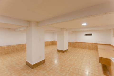 Loja com 2 Salas Amplas e Cenário Exclusivo sobre o Tejo