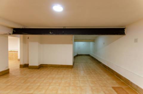 Loja com 2 Salas Amplas e Cenário Exclusivo sobre o Tejo