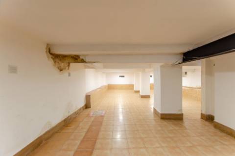 Loja com 2 Salas Amplas e Cenário Exclusivo sobre o Tejo