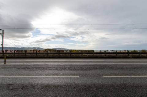 Loja com 2 Salas Amplas e Cenário Exclusivo sobre o Tejo