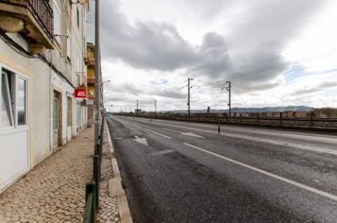 Loja com 2 Salas Amplas e Cenário Exclusivo sobre o Tejo