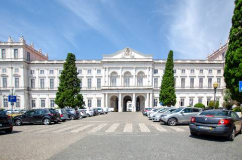 Apartamento T1 no centro da Ajuda