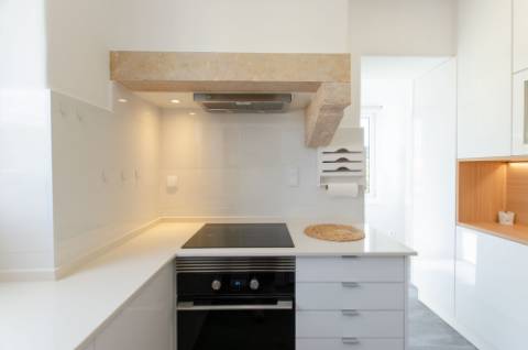 T3 renovado e com logradouro na Portela de Sintra
