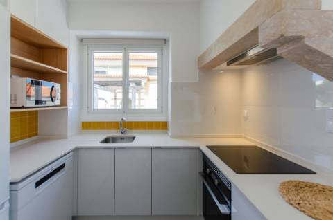 T3 renovado e com logradouro na Portela de Sintra
