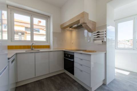 T3 renovado e com logradouro na Portela de Sintra
