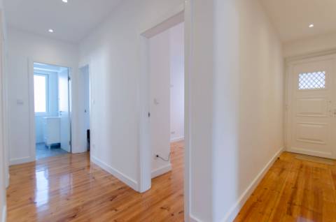 T3 renovado e com logradouro na Portela de Sintra
