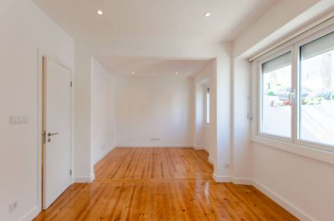 T3 renovado e com logradouro na Portela de Sintra
