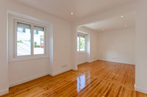 T3 renovado e com logradouro na Portela de Sintra
