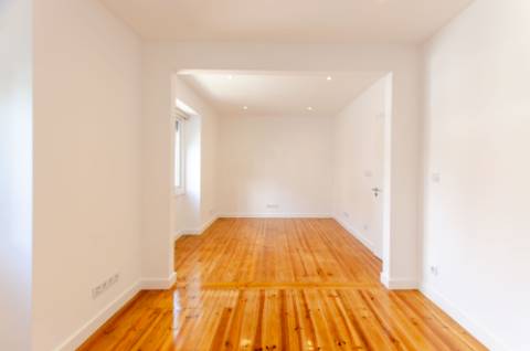 T3 renovado e com logradouro na Portela de Sintra
