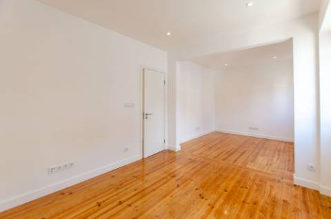 T3 renovado e com logradouro na Portela de Sintra
