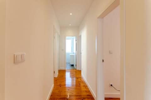 T3 renovado e com logradouro na Portela de Sintra
