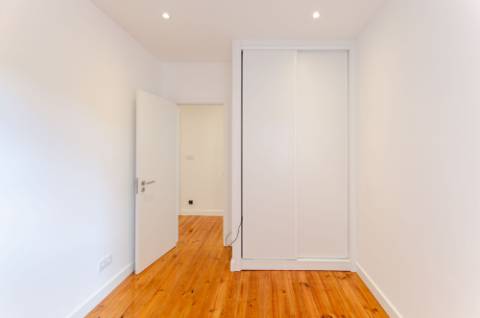 T3 renovado e com logradouro na Portela de Sintra
