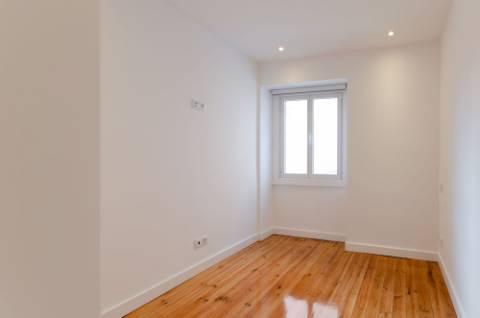 T3 renovado e com logradouro na Portela de Sintra
