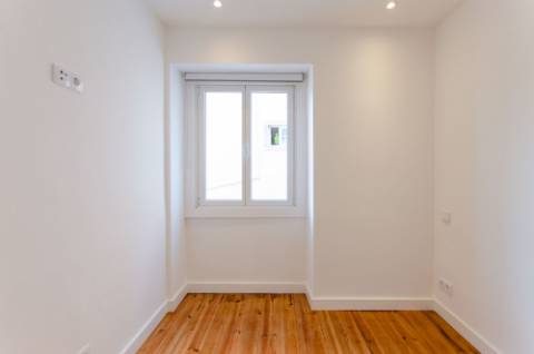 T3 renovado e com logradouro na Portela de Sintra
